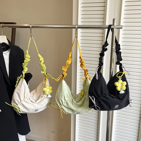 Borsa a Tracolla da Donna in Nylon ad Alta Capacità Moda Casual Plissettata Borsa a Mezzaluna Con Ciondolo a Fiore