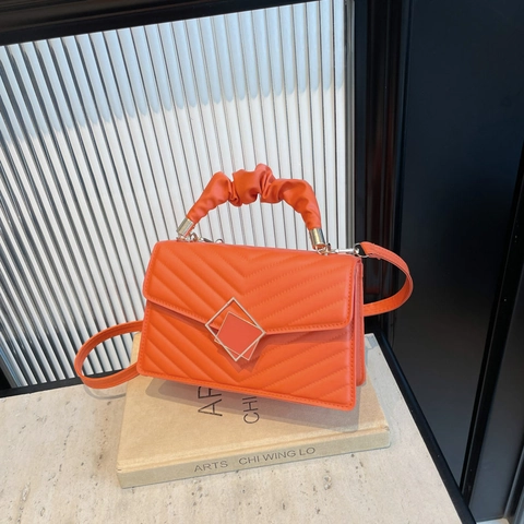 Trendige V-Förmig Gesteppte PU Leder Umhängetasche Mit Gerafftem Griff Quadratische Metallschnalle Elegante Tasche Für Damen