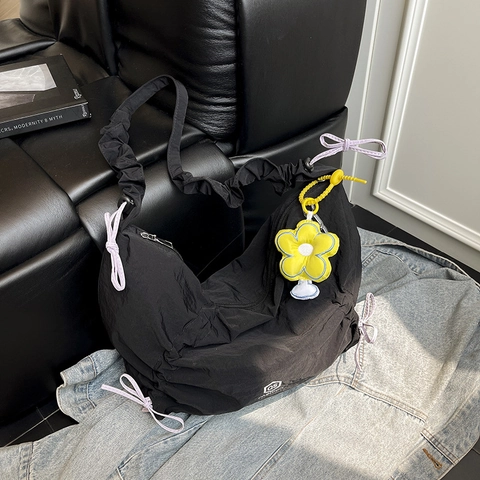 Leichte Nylon Plissierte Unterarm Schultertasche Große Kapazität Kordelzug Hobo Tasche Mit Blumenanhänger Für Damen