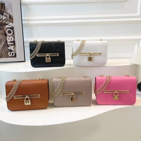 Bolso Cuadrado con Relieve de Cocodrilo para Mujer Cuero PU Solapa Bolso de Hombro Cadena Oro Cierre Corazón Elegante