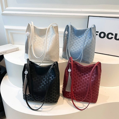 Monogramm Bedruckte PU Leder Umhängetasche Große Kapazität Damen Tote Mit Quastenanhänger Modische Lässige Hobo Tasche