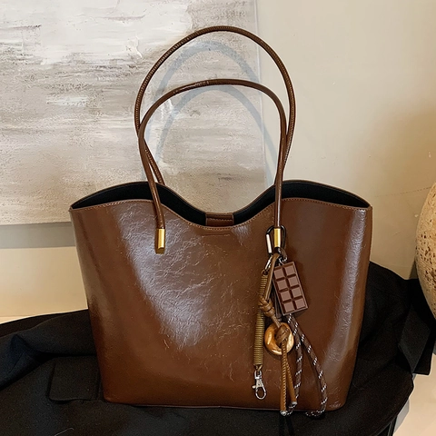 Bolso Tote Grande Para Mujer Cuero PU Brillante Alta Capacidad Retro Bolso De Hombro Con Colgante Creativo