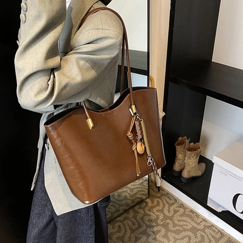 Bolso Tote Grande Para Mujer Cuero PU Brillante Alta Capacidad Retro Bolso De Hombro Con Colgante Creativo
