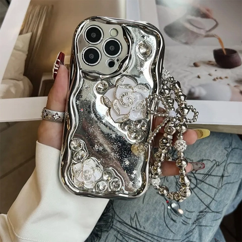 Custodia Per Smartphone Specchio Argento Elettroplaccato Con Camelia Strass Bordo Ondulato E Cinturino In Perline
