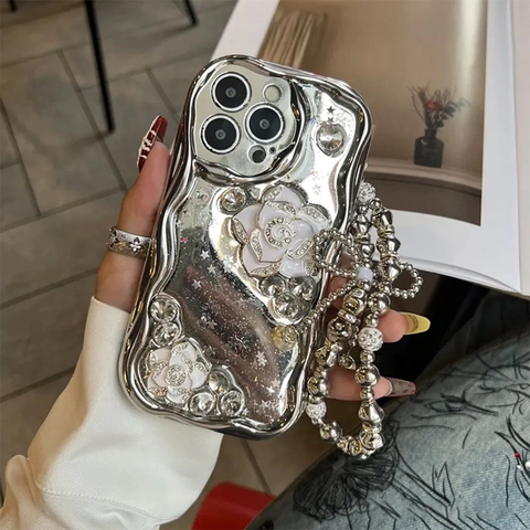 Custodia Per Smartphone Specchio Argento Elettroplaccato Con Camelia Strass Bordo Ondulato E Cinturino In Perline