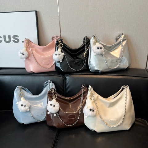 Bolso Hobo De Cuero PU Brillante Para Mujer Bolso De Hombro De Gran Capacidad Con Cadena De Plata Y Colgante Felpa