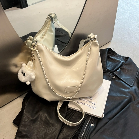 Bolso Hobo De Cuero PU Brillante Para Mujer Bolso De Hombro De Gran Capacidad Con Cadena De Plata Y Colgante Felpa