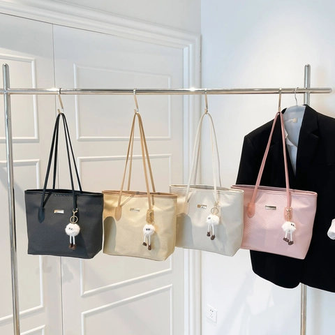 Bolso Tote De Gran Capacidad Para Mujer Cuero PU Textura Tejida Bolso De Hombro Chic Moda Simple Con Accesorio De Peluche