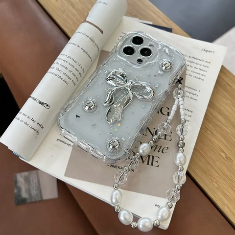 Custodia iPhone Bianco Crema Con Fiocco Argento E Cordino Di Perle TPU Antiurto Per Apple iPhone 16 17 Pro Max