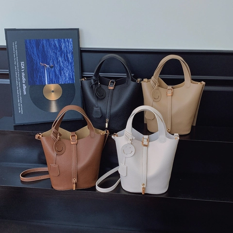 Damen Eimer Tasche PU Leder Mit Metallschloss Verstellbarer Riemen Smiley Anhänger Handtasche Elegant