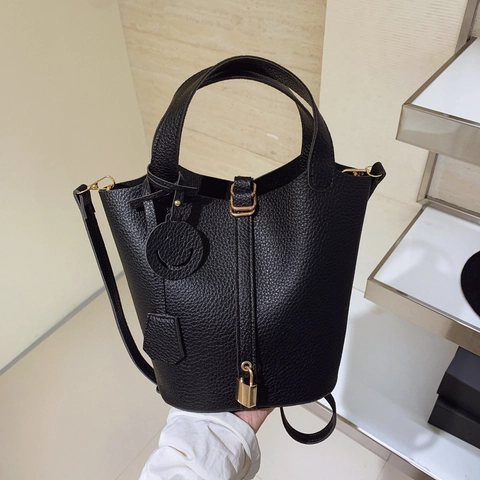 Damen Eimer Tasche PU Leder Mit Metallschloss Verstellbarer Riemen Smiley Anhänger Handtasche Elegant