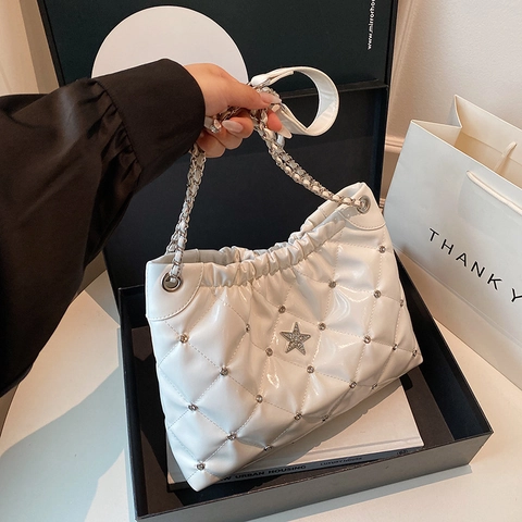 Damen Gesteppte PU-Leder Umhängetasche Stern-Strass-Dekor Kettengurt Mode Eimer-Stil Handtasche Trendy Accessoire