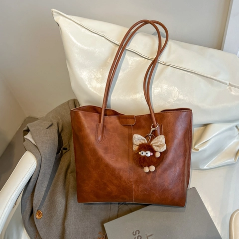 Grand Sac Fourre-Tout Cuir PU Vintage Minimaliste Sac À Main Épaule Avec Pendentif En Peluche Pour Femmes