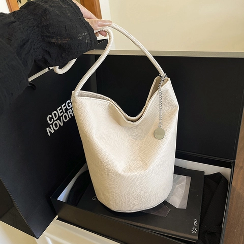 Sac Seau Minimaliste Pour Femmes Cuir PU Grain Lychee Grande Capacité Sac À Épaule Avec Pendentif Métallique Style Coréen