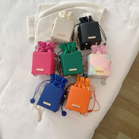 Mini Bolso Bandolera De Caja Para Mujer Cuero PU Granulado Cordón Bolso Cubo Con Correa De Cadena Dorada Simple Moderno