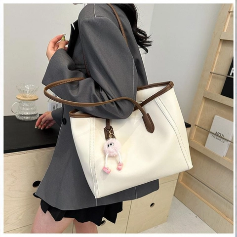 Sac Fourre-Tout en Cuir PU Grande Capacité pour Femme Vintage Contraste Couleur Surpiqûre Sac à Épaule Sac à Main Avec Charme en Peluche