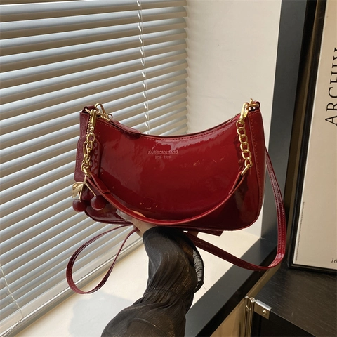 Damen Glänzende Lackleder Unterarmtasche Mode Hobo Umhängetasche Mit Kirsch-Anhänger Goldkette Retro Einfarbige Handtasche