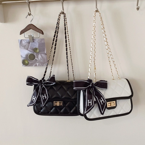 Borsa A Tracolla Trapuntata Pelle PU Catena Dorata Motivo Lingge Fiocco Foulard In Raso Borsa A Tracolla Per Donna