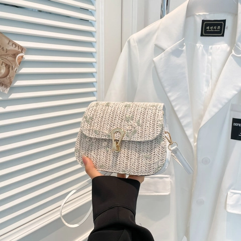 Sac Bandoulière Selle Tissé En Paille Broderie Florale Sangle PU Réglable Serrure Métallique Style Rétro Plage Été Pour Femmes