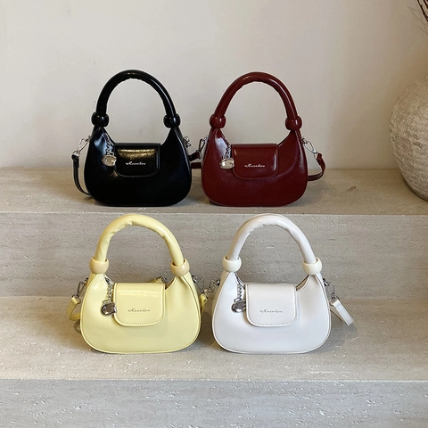 Damen PU Leder Hobo Schultertasche Crescent Handtasche Mit Gepolstertem Griff Metallanhänger Verstellbarer Riemen