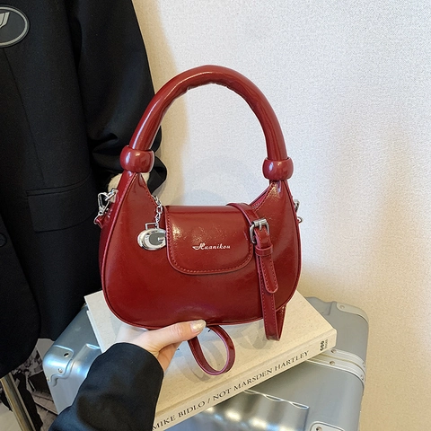 Damen PU Leder Hobo Schultertasche Crescent Handtasche Mit Gepolstertem Griff Metallanhänger Verstellbarer Riemen