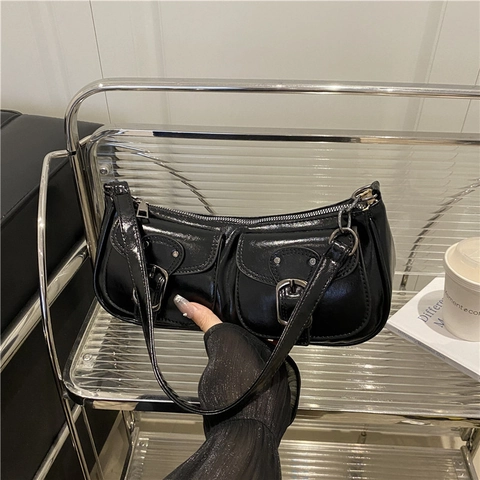 Borsa Baguette Sottospalla In Pelle PU Lucida Donna Stile Moto Doppie Tasche Anteriori Fibbie In Metallo Tracolla A Catena