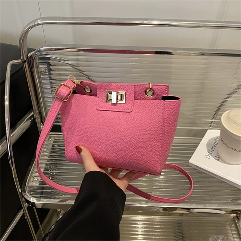 Women Retro Shoulder Bag PU Pebbled Leather Small Square Crossbody Bag With Golden Metal Lock Elegant Daily Use Purse