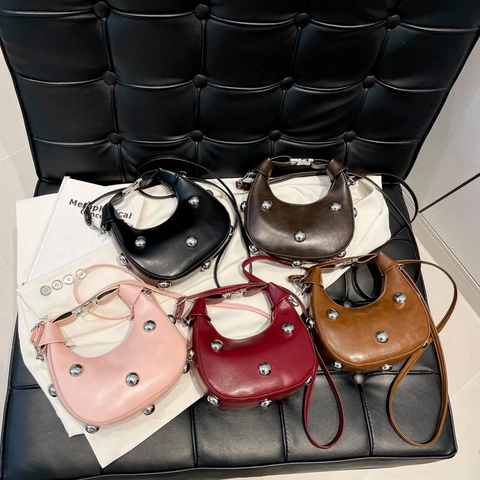 Modieuze Dames PU Leer Halve Maan Hobo Tas Metalen Klinknagel Schoudertas Crossbody Tas Casual Veelzijdige Dagelijkse Handtas