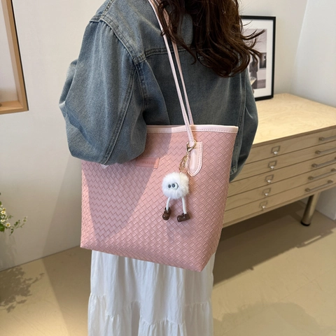 Bolso Tote De Mujer De Cuero PU Trenzado Gran Capacidad Bolso De Hombro De Viaje Con Colgante De Monstruo De Peluche