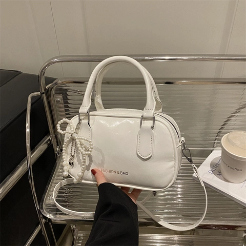 Bowling Shoulder Bag Glossy PU Leather Metallic Handbag With Artificial Pearl Bow Pendant Chic Crossbody Purse For Women