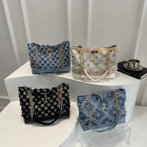 Grand Sac Fourre-tout en Jean pour Femmes Motif Damier Étoile Bords Effilochés Sac à Épaule Avec Chaîne Métallique Cerf