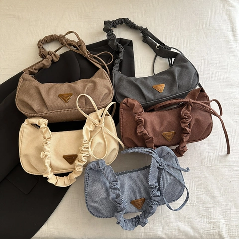 Damen Chic Strukturstoff Hobo Tasche Plissee Scrunchie Griff Achsel Schultertasche Mit Dreieck Logo Detail