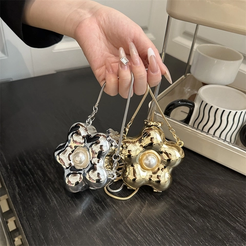 Mini Blumengeformte Umhängetasche Metallic Spiegel Textur Künstliche Perlendekor Schlangenkette Elegante Nischendesign Abendtasche