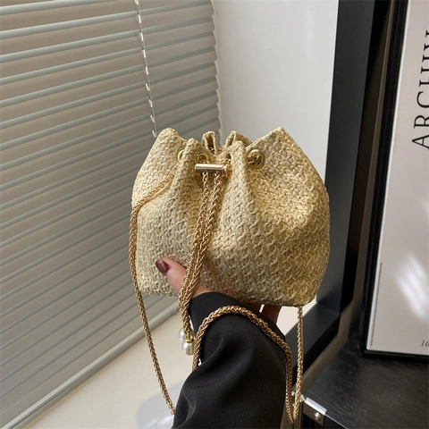 Borsa a Secchiello Intrecciata in Paglia Tracolla a Catena Dorata Ciondolo a Perla Artificial Coulisse Borsa a Tracolla Vacanza Minimalista