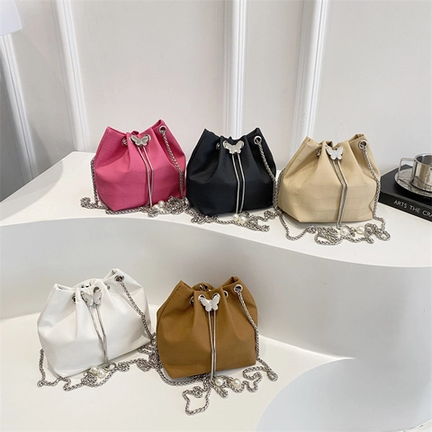 Krokodilstruktur PU Leder Beuteltasche Für Damen Trendige Schmetterling Kordelzug Schultertasche Mit Kette Und Perlenanhänger