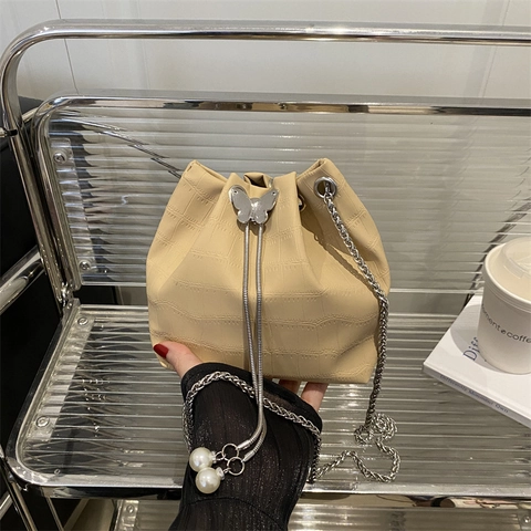Butterfly Buckle Crocodile Pattern PU Leather Drawstring Bucket Bag Chain Strap Artificial Pearl Tassel Crossbody Bag For Women
