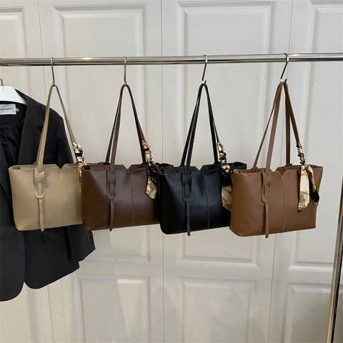 Grand Sac Fourre-Tout pour Femme en Cuir PU Style de Rue Surpiqûres Contrastées Sac à Épaule avec Décoration de Foulard