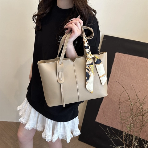 Damen Tote Bag Große Kapazität PU Leder Kontrastnähte Dekorativer Schal Elegante Pendler Handtasche