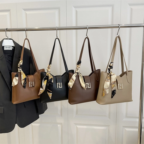 Damen PU Leder Unterarmtasche Mit Satinschal Dekor Vintage FF Metallschnalle Kleine Tote Schultertasche Für Pendeln Alltag Lässig Handtasche