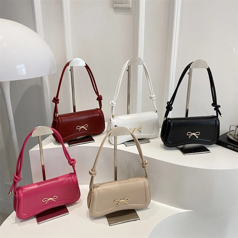 Bolso Baguette de Cuero PU con Estilo para Mujer Con Hebilla de Metal con Lazo Dorado Bolso de Hombro de Color Sólido