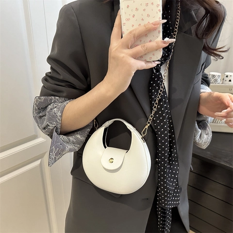 Crescent Crossbody Bag PU Leather Gold Tone Chain Strap Half Moon Handbag For Women Retro Chic Style