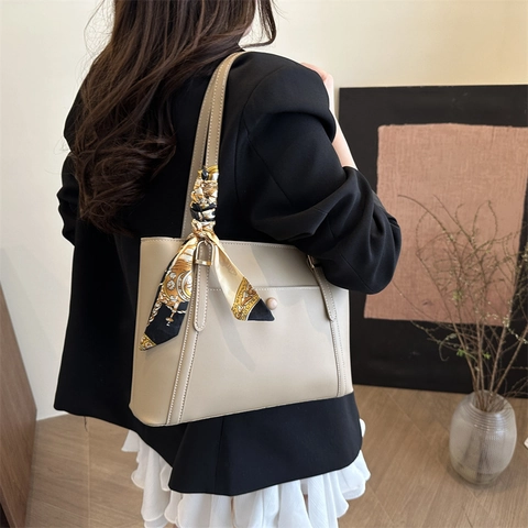 Borsa Tote in Pelle PU alla Moda con Sciarpa in Seta Cuciture a Contrasto Grande Capacità Borsa a Tracolla a Mano da Donna