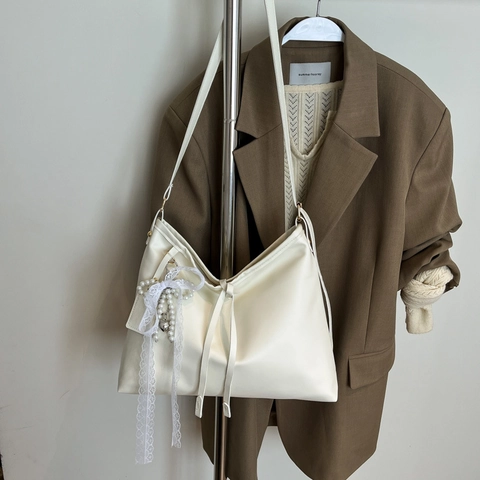 Bolso Tote De Mujer De Cuero PU Gran Capacidad Bolso De Hombro Con Colgante De Lazo De Encaje Perla Artificial Estilo Coreano Simple Informal Moda