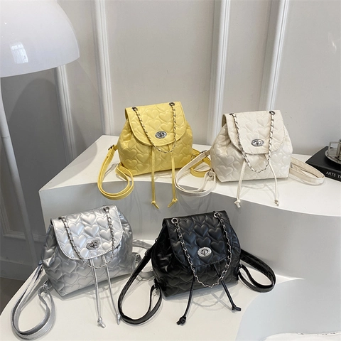 Herz Gesteppter Mini Rucksack Für Frauen PU Leder Mode Kleiner Daypack Mit Metallkette Drehverschluss Und Kordelzug