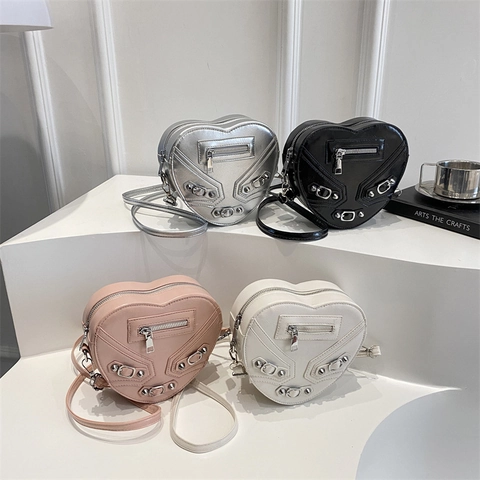 Bolso Bandolera Biker en Forma de Corazón Diseño de Nicho para Mujer de Cuero PU con Remaches Bolso de Hombro Tendencia Callejera Color Sólido