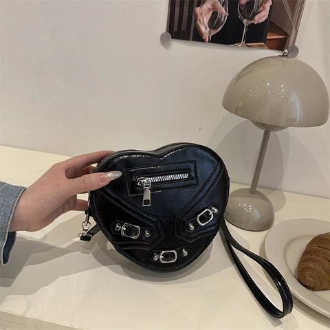 Sac Bandoulière Femme Forme Cœur en Cuir PU Style Motard Rivets Fermeture Éclair Petit Sac Épaule Punk Chic