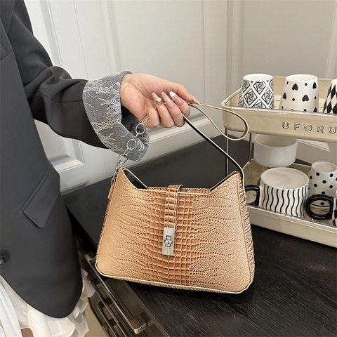 Women Crocodile Pattern PU Leather Baguette Bag Urban Fashion Underarm Shoulder Bag With Silver Chain Strap
