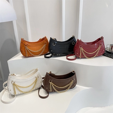 Sac Sous le Bras en Cuir PU Gaufré Crocodile avec Double Chaîne Or Décoration Rivets Sac à Épaule Hobo Croissant Style Rétro