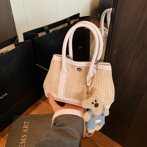 Stro Geweven Schoudertas PU Leer Patchwork Crossbody Handtas Met Pluche Beer Hanger Casual Zomer Tote Tas Voor Dames