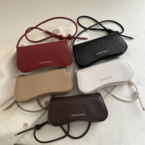 Sac à Épaule Femme Design de Niche Minimaliste en Cuir PU Sac Baguette Texture Crocodile Sac Bandoulière Sangle Nouée Mode Femme